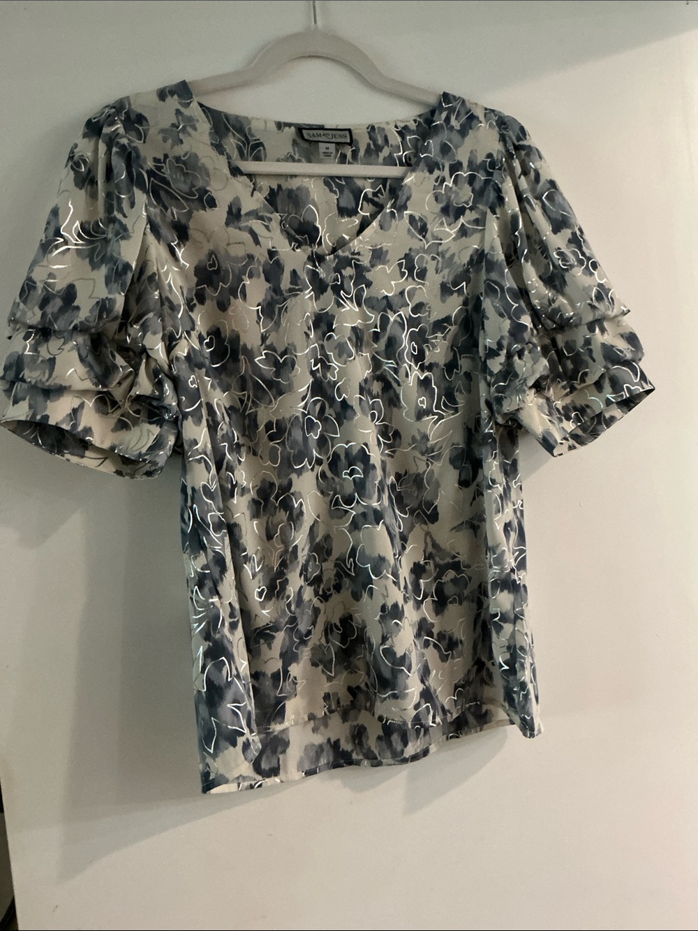 NWOT Floral Puff-Sleeve Women's Top in Blue and White